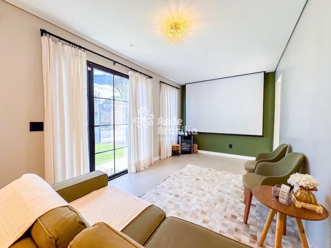 Casa de esquina em alto padrão, semi-mobiliada, excelente localização, na QI 5 d...