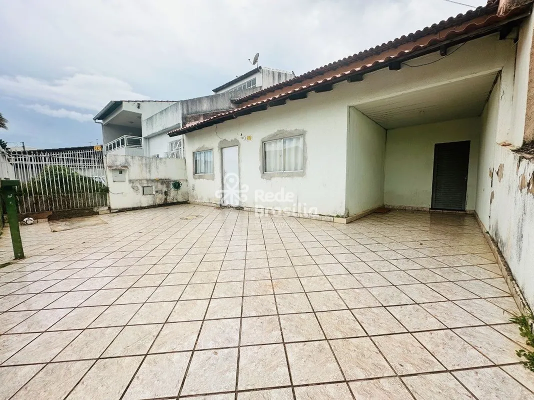 Vende casa em lote de 200 metros quadrados, com edícula superior com piso em exc...