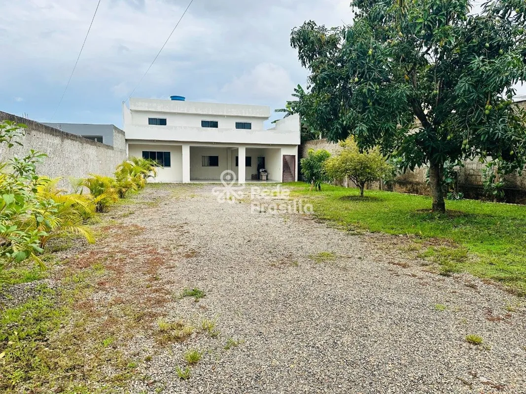 Vende Casa em lote medindo 650 metros quadrados, 4 Quartos e 2 Banheiros no Park...