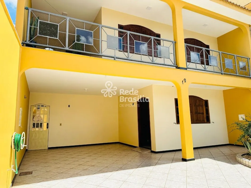 Vende casa com lote de 200 metros quadrados, com 348 metros de área construída e...