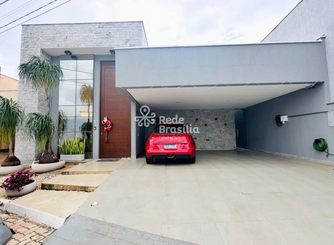 Casa de Alto Padrão, com PISCINA, SEMI-MOBILIADA, com Condomínio fechado no Park...