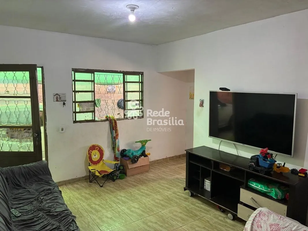 Excelente oportunidade de adquirir uma casa no Guará II, Brasília. Com uma área ...