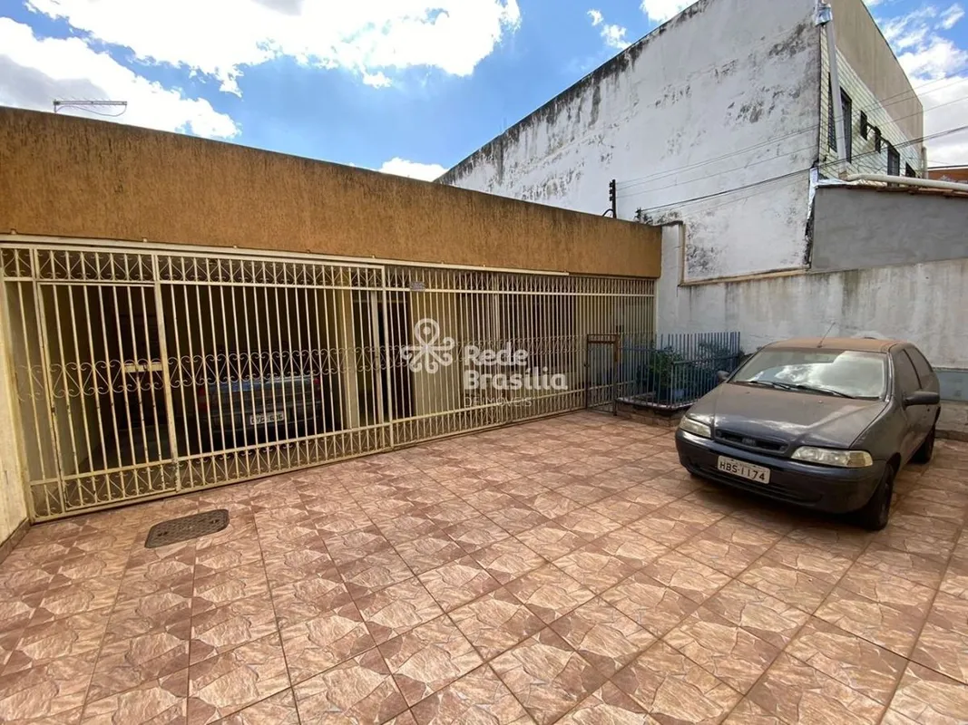 - Casa principal contém 4 quartos, sendo 01 suíte, sala de estar, cozinha e banh...