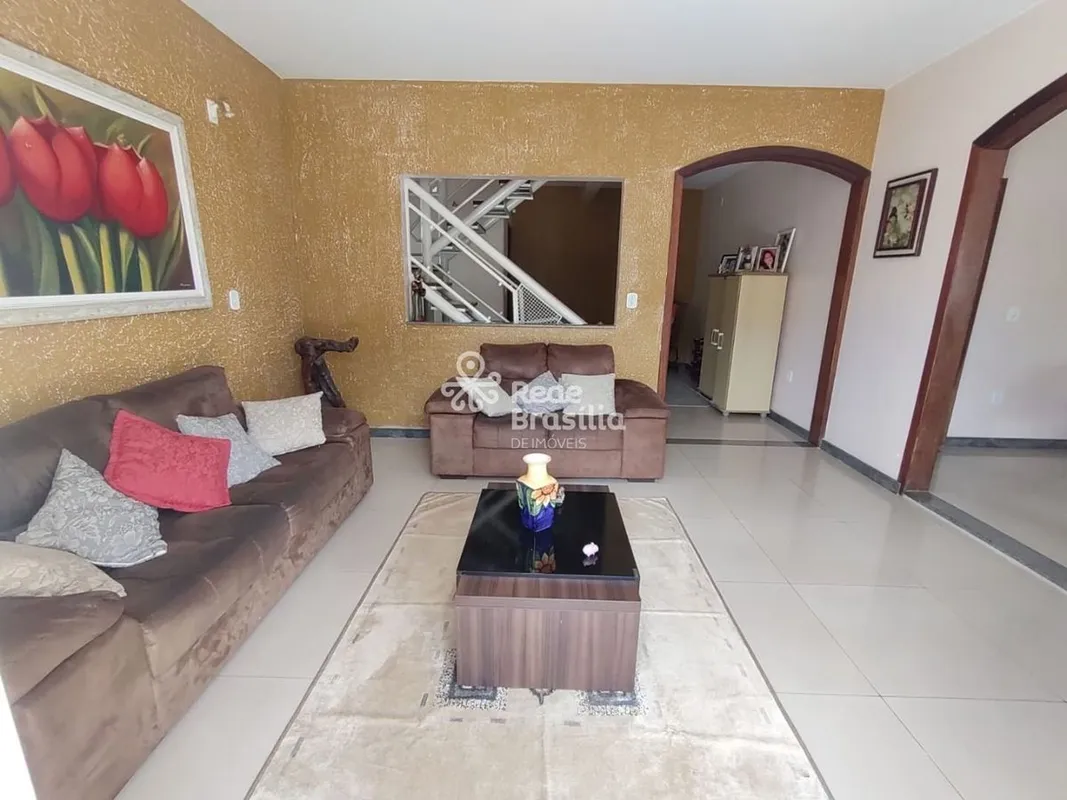 Excelente casa à venda, muito bem localizada e de alto padrãoO acabamento de pri...
