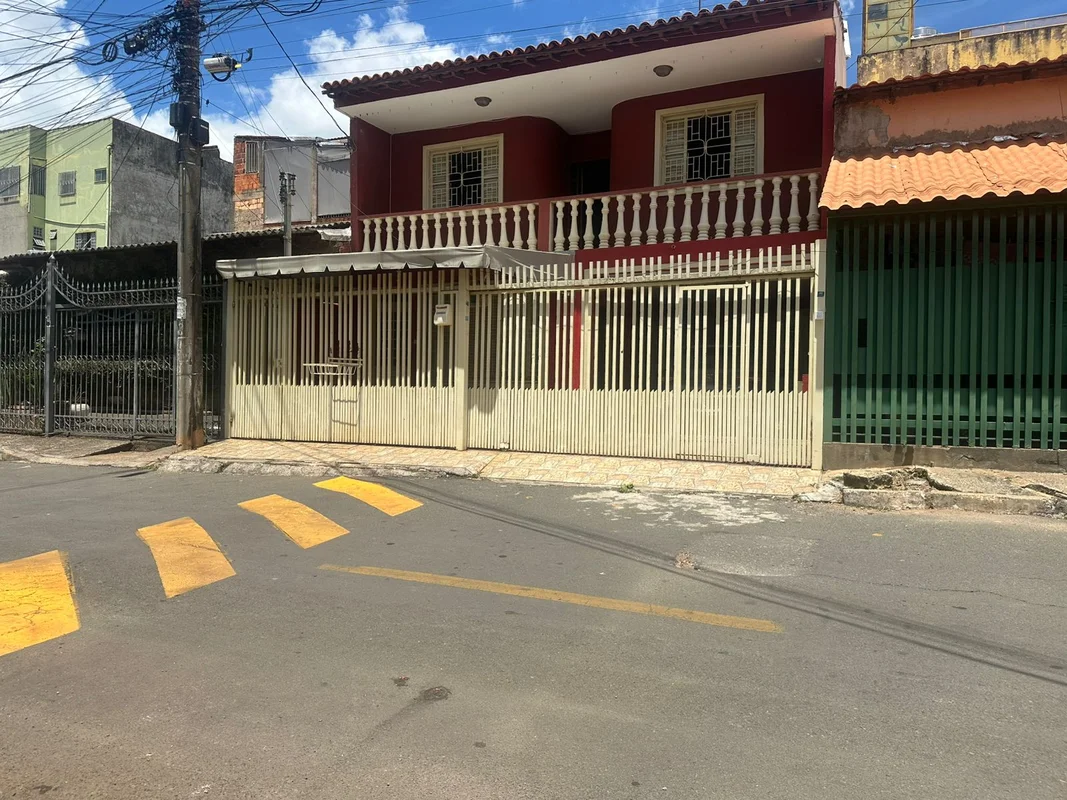 Conquiste seu novo lar na QR 4 Conjunto B, em Candangolândia, DF. Sobrado com du...