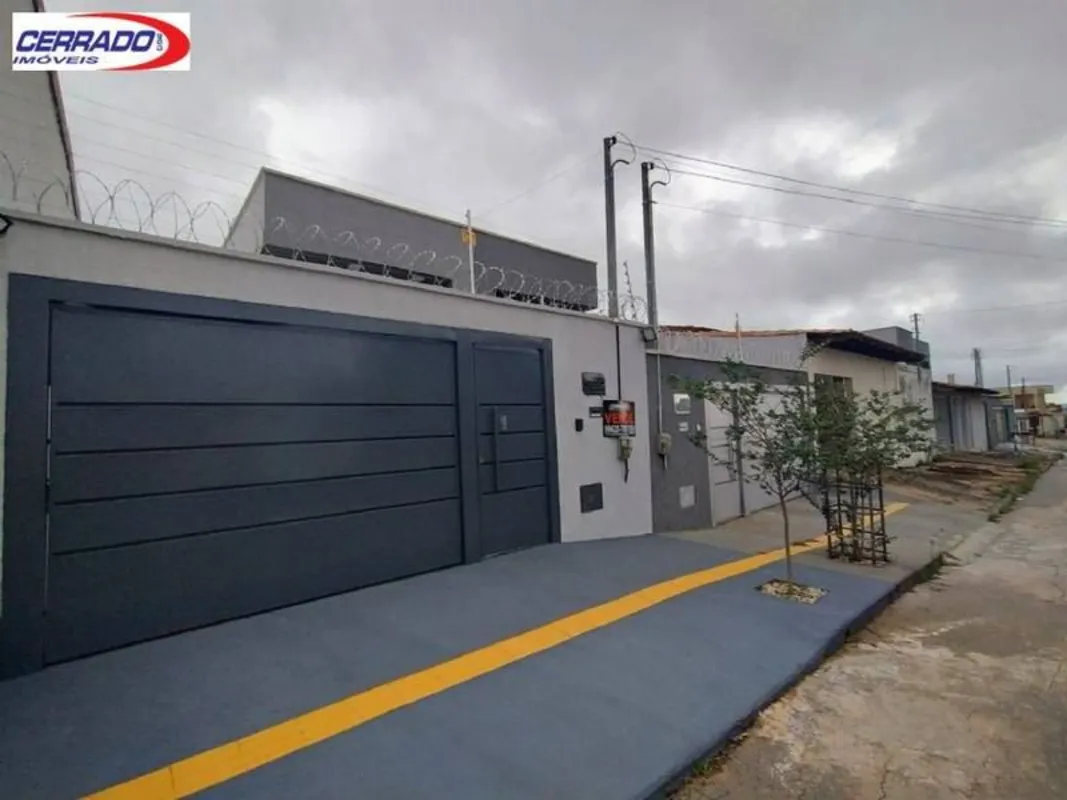 Casa térrea com 3 quartos sendo 1 suíte, montada em armários, sala com pé direit...