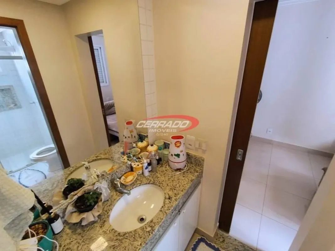 Apartamento com 4 suítes, posição nascente, montado em armários, piso no porcela...