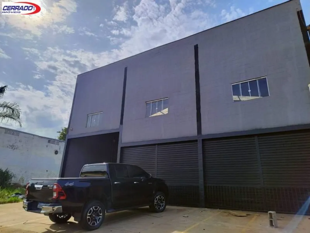 Galpão com 400 m², 2 banheiros, mezanino no pavimento superior, piso usinado, po...