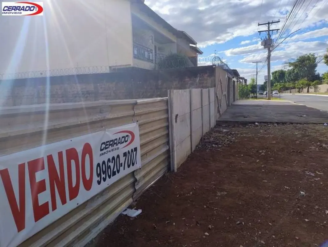 Lote comercial com 2 frentes na Avenida Lorenzo. Maiores informações: 9 9 6 2 0 ...