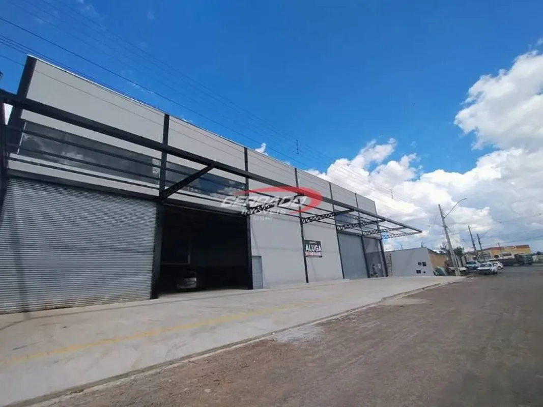 Galpão novo com 900 m², mezanino, 3 banheiros, 8 vagas de garagem, portas automa...