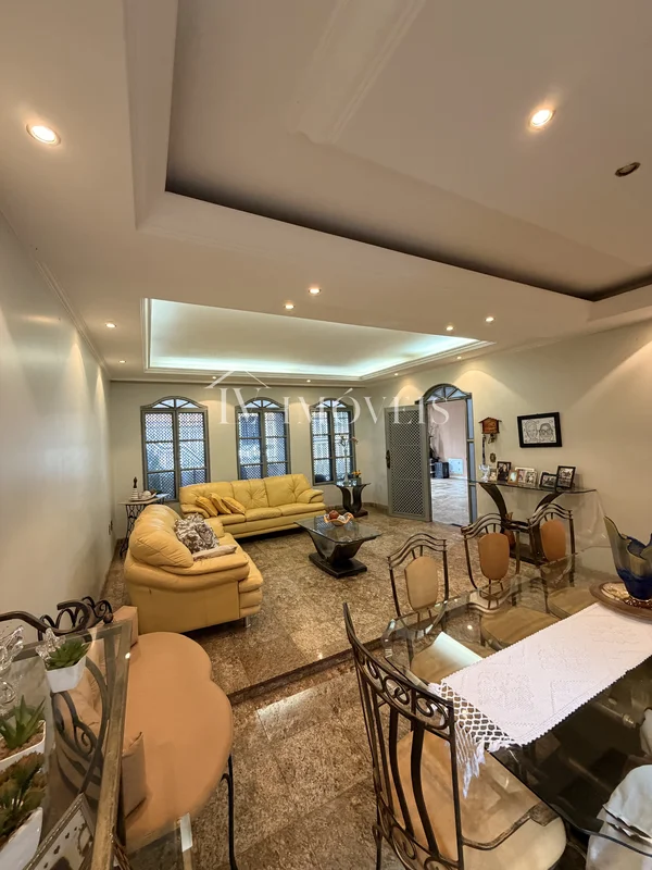 Lilian Vieira Vende:Casa Espaçosa com Área Gourmet na QNE – TaguatingaLocalizada...