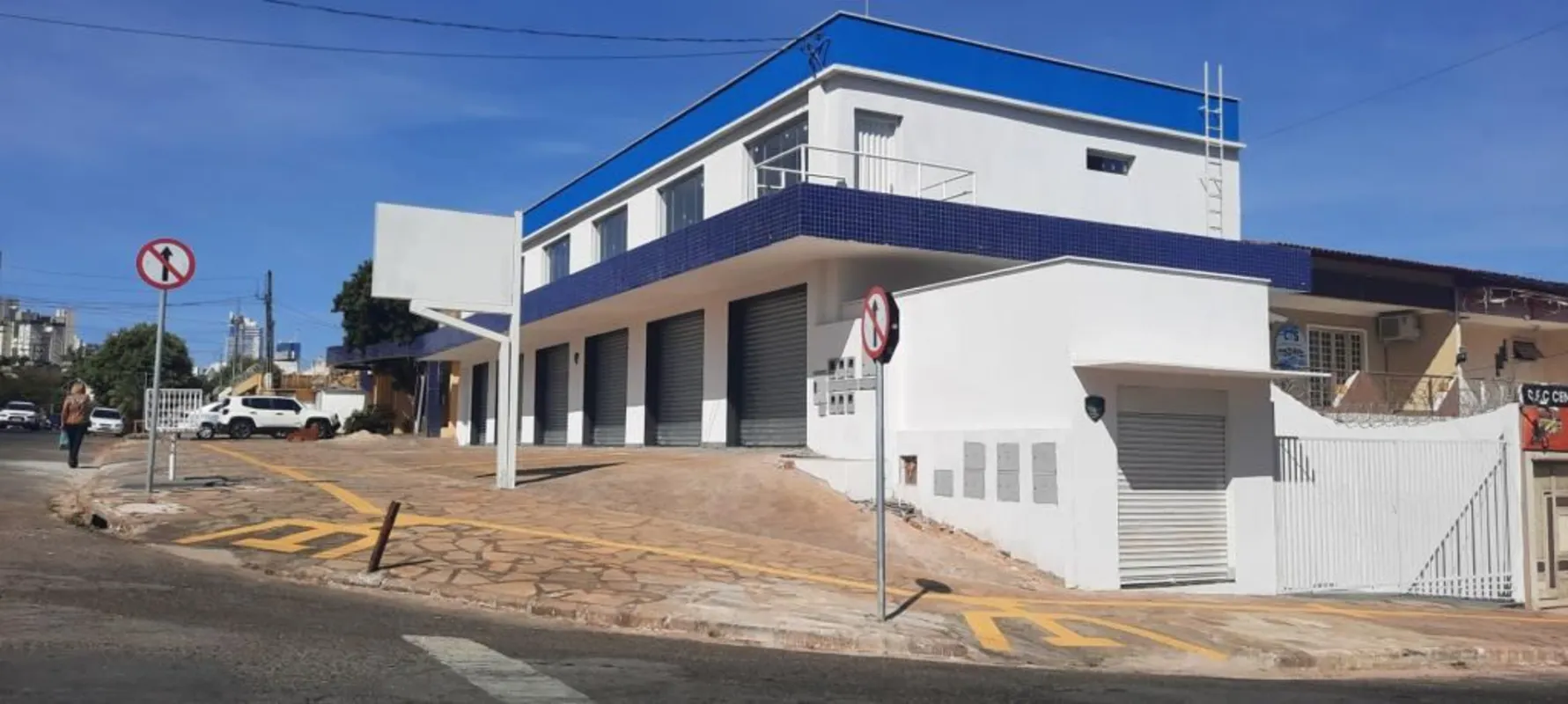 Loja com 01 porta de aço e porta em blindex. O espaço conta com 01 banheiro e 02...
