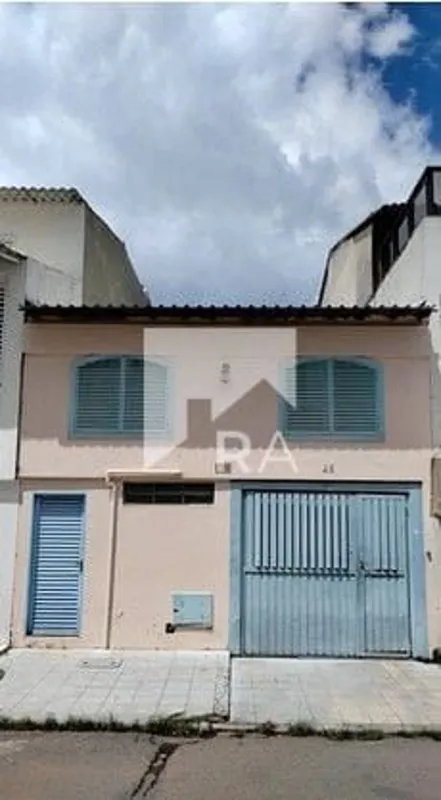 Uma casa dividida em duas com entradas independentes!Na entrada principal, com a...