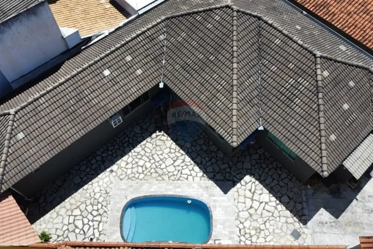 Casa sólida, confortável e com excelente potencial de valorização, localizada em...