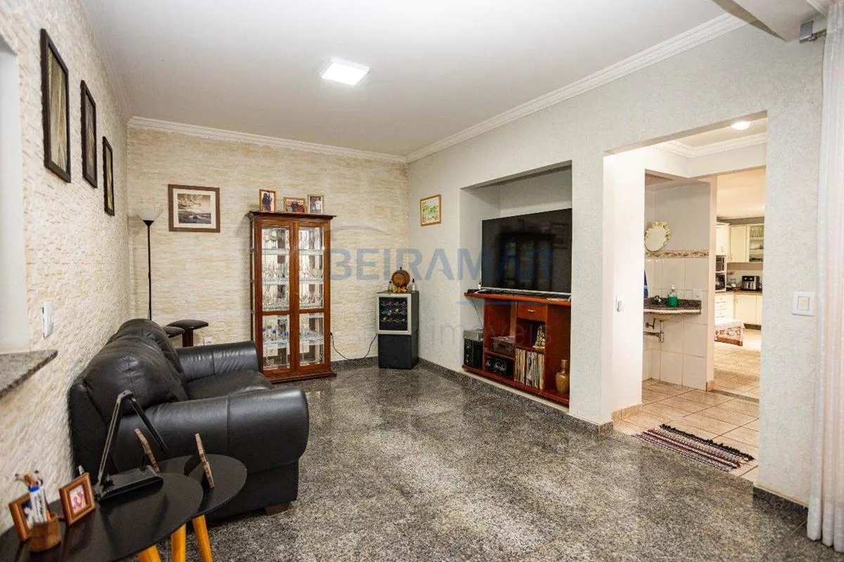 Casa ampla, toda na laje e semidesocupada, ideal para quem busca conforto, espaç...