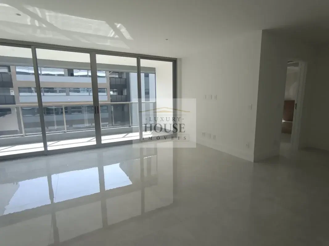 Descubra um amplo apartamento de 146 m², localizado na SQNW 304, Noroeste, Brasí...