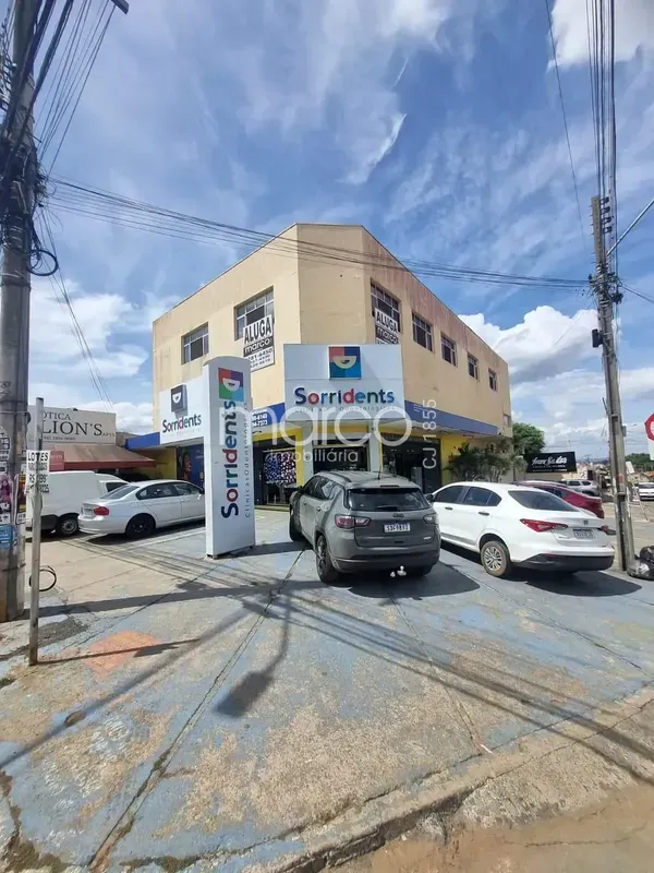 Salão c/ 240m², 02 Banheiros, Depósito e Copa.Av. Igualdade c/ Rua 11-C, Qd. 95,...
