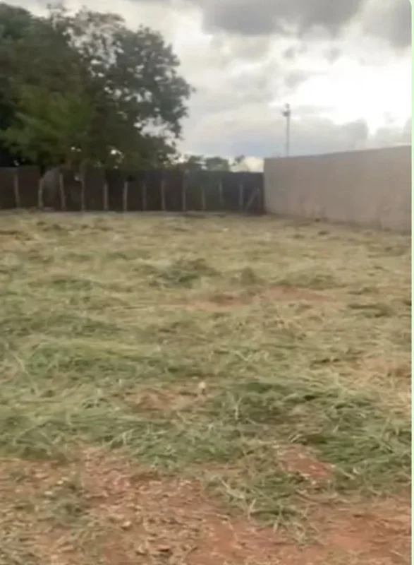 Excelente lote plano à venda na mesma avenida dos condomínios de alto padrão.- T...