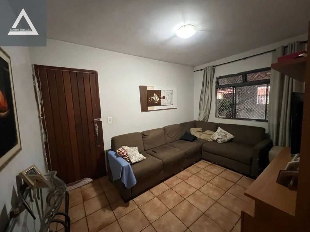 Encante-se com esta casa de 4 dormitórios, situada na tranquila Quadra 21, no ba...