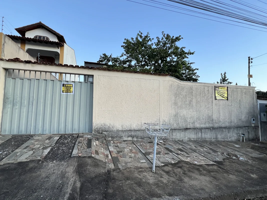 Descubra esta excelente casa em lote de 360m² localizada na Rua 9, no bairro Est...