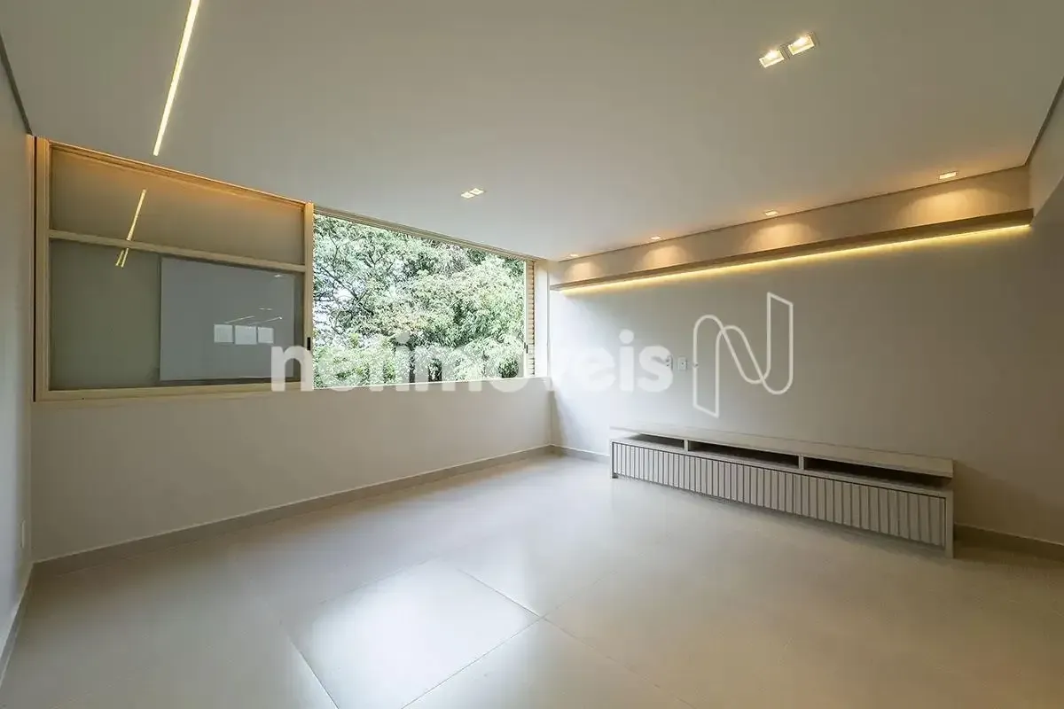 Apartamento vazado, com excelente ventilação cruzada e iluminação natural, local...