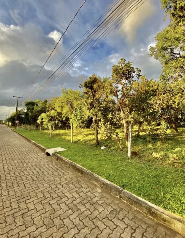 A GCASTRO IMÓVEIS VENDE !!!Ótimo lote Plano Rua pavimentadaCondomínio em fase de...