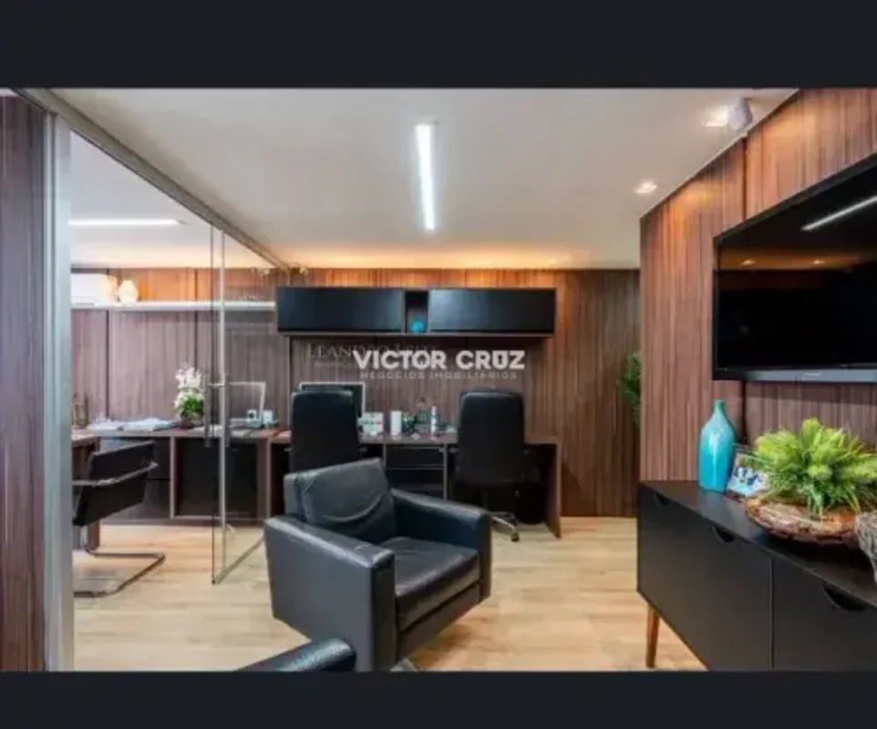 Victor Cruz Negócios Imobiliários LTDA vende:Sala reformada no centro de Taguati...