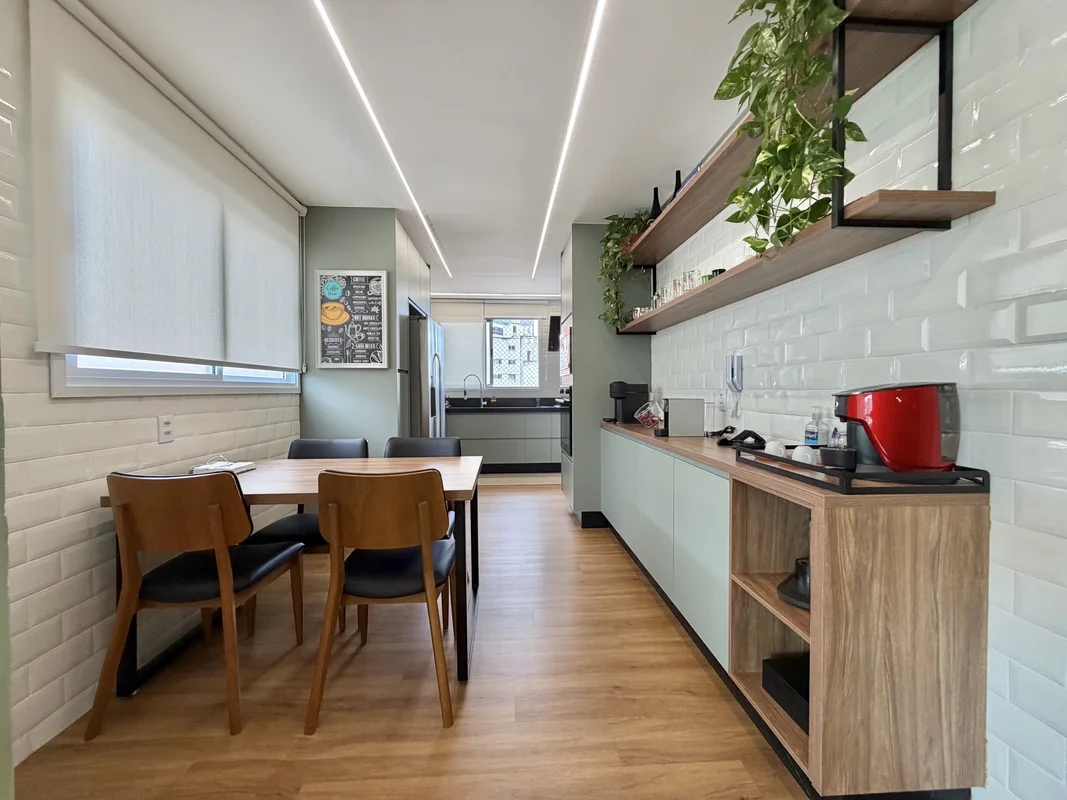 Oferecido no valor de R$ 2.290.000, apartamento único.Despensa apresentações com...