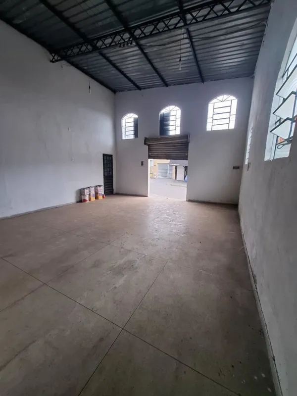 AMPLO GALPÃO DE 80 M², COM PÉ DIREITO DE 5 METROS E 01 BANHEIRO. CONTA COM PISO ...