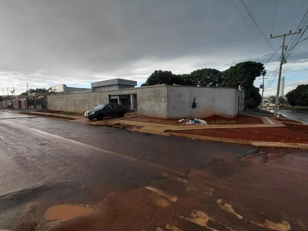 Terreno 360 metros quadrados140 metros construídos Sozinha no lote esquina Com a...