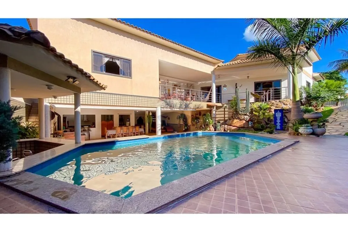 Apresentamos uma casa verdadeiramente única, uma joia rara em Arniqueiras, pensa...