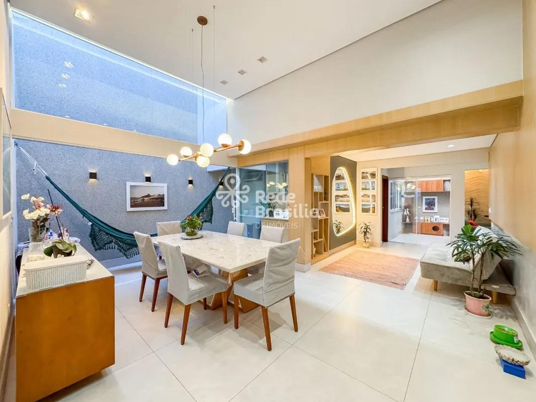 Casa de alto padrão, reformada, de esquina com 280 metros quadrados, na QE 32 do...
