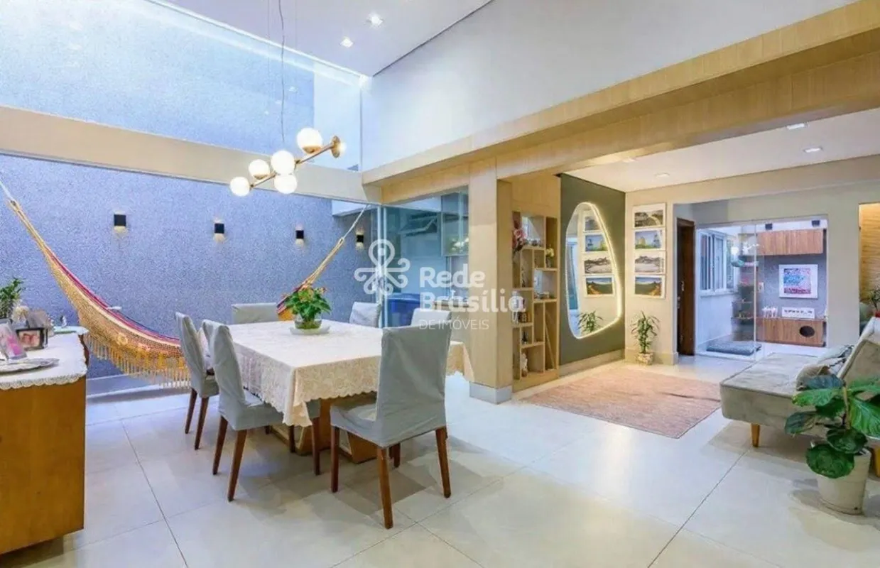 Casa de alto padrão, reformada, de esquina com 280 metros quadrados, na QE 32 do...