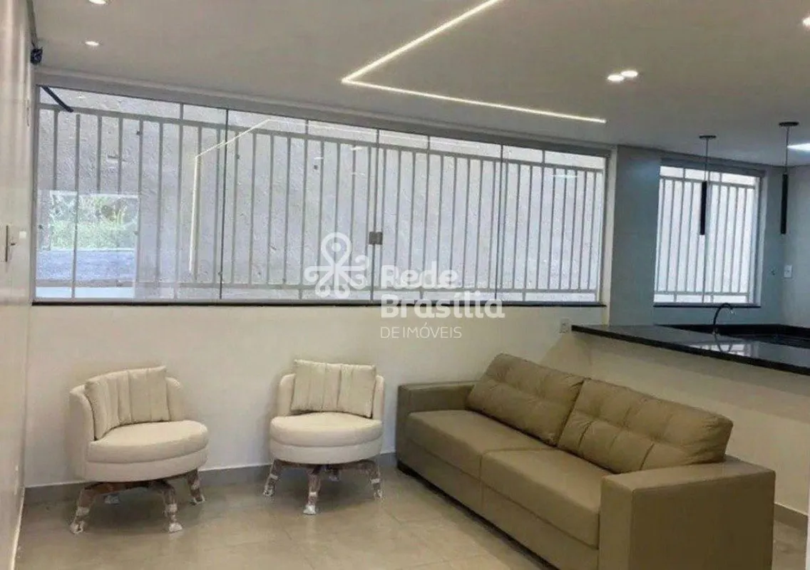 Vende apartamento térreo medindo 117 metros quadrados, reformadíssimo em alto pa...