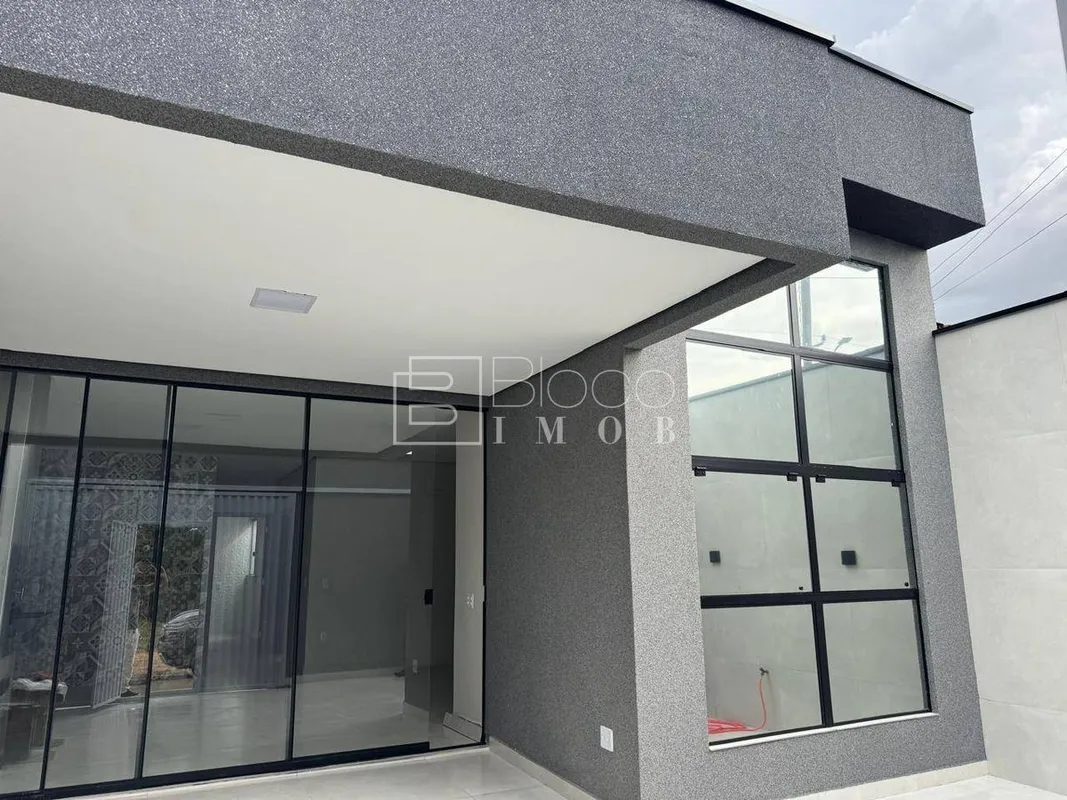 VENDO Casa com finíssimo acabamento, com 3 quartos sendo 1 suíte na QR 604 de Sa...