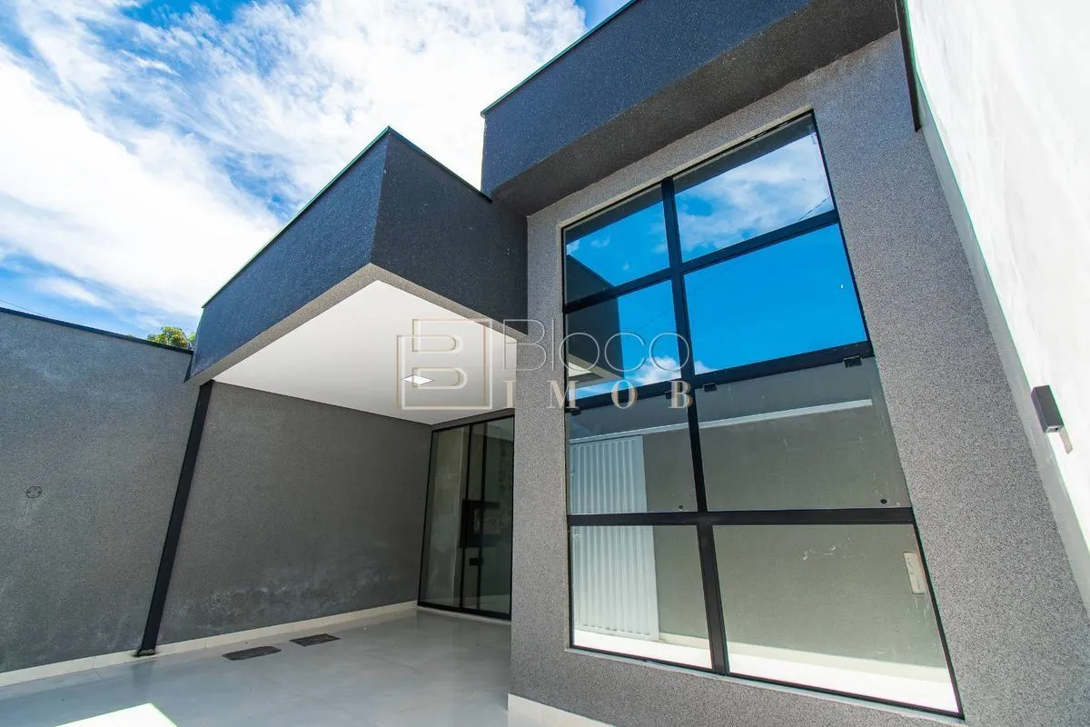 VENDO Casa com finíssimo acabamento, com 3 quartos sendo 1 suíte na QR 604 de Sa...