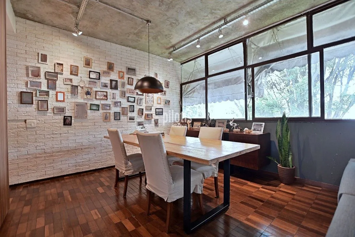 A Essência de Brasília em Cada Detalhe!Viva em uma das quadras mais tradicionais...