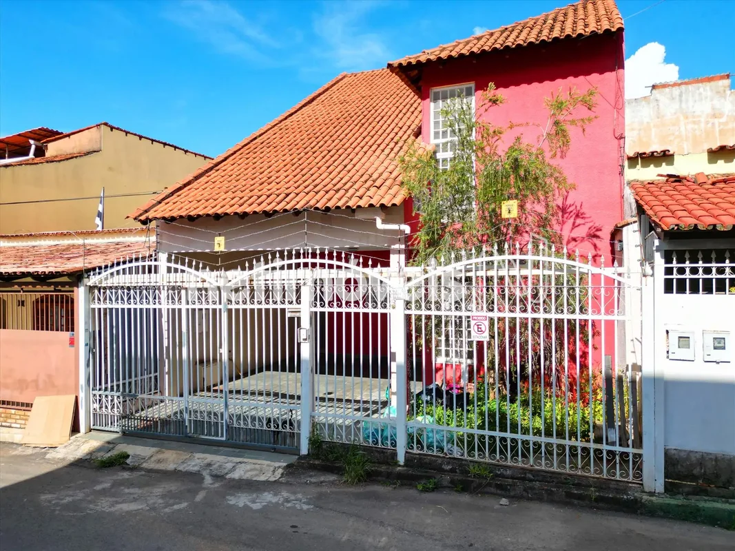 Casa Sobrado com 5 Quartos na QE 44 Guará II– Espaço, Conforto e Excelente Distr...