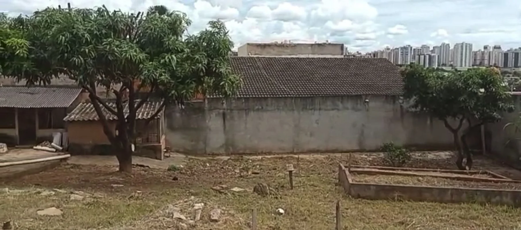 OPORTUNIDADE EM ARNIQUEIRASLote com 400m² localizado no Condomínio Nova Aliança ...