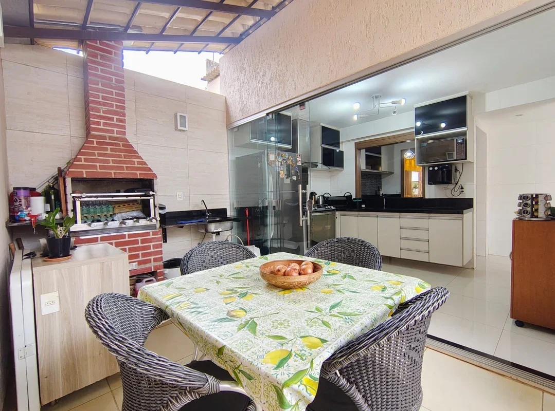 Julisce Alencar Assessoria Imobiliária vende...Casa com 03 quartos sendo 01 suít...