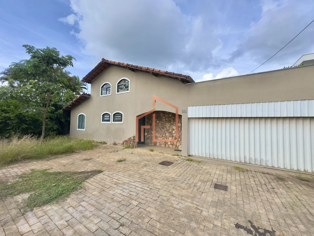 Casa em localização privilegiada no Lago Sul, com possibilidade de financiamento...