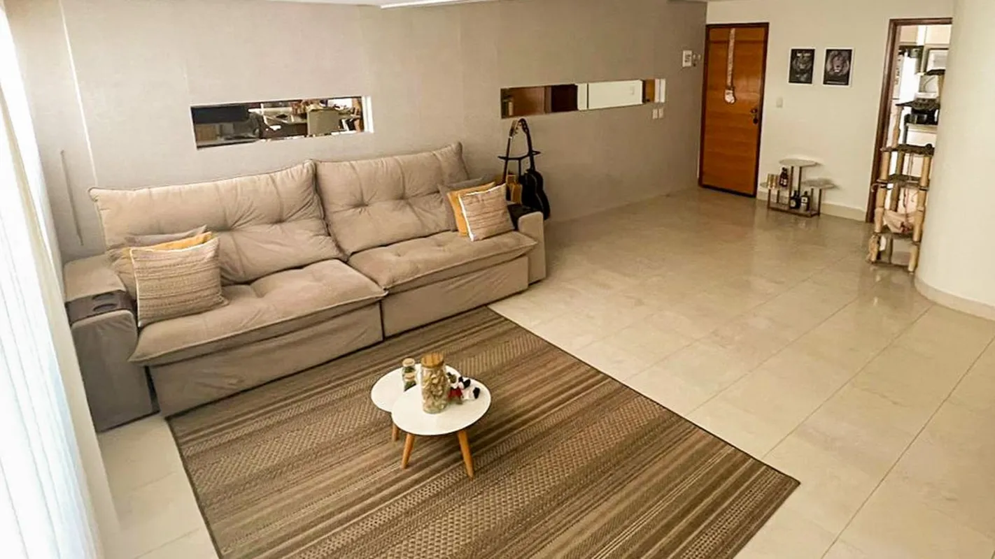 Apartamento de 110m² com 03 quartos, sendo 01 suíte, 03 banheiros. Possui sala a...