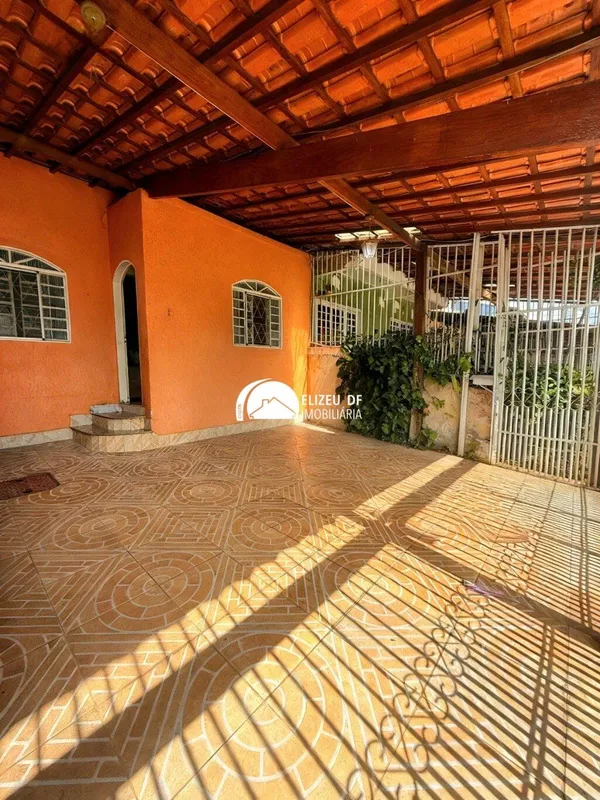 ELIZEU DF IMOBILIÁRIA VENDE EXCELENTE CASA NO GUARÁ I! Situada na QI-01 conjunto...