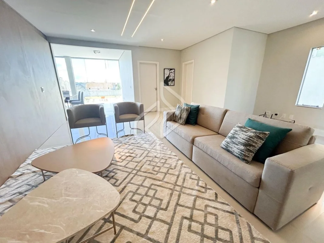 Avanti Imob apresenta :Casa reformada em alto padrão no Jardim Botânico em um do...