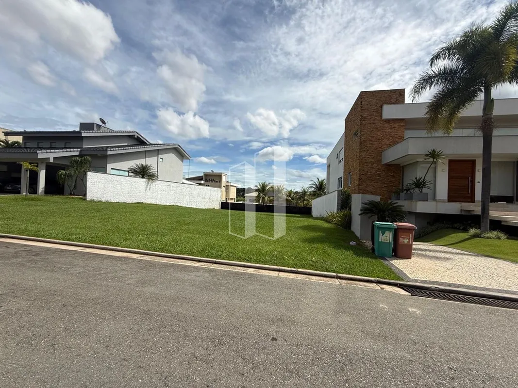 Ótimo lote residencial localizado no Alphaville Ipê, murado e próximo à portaria...