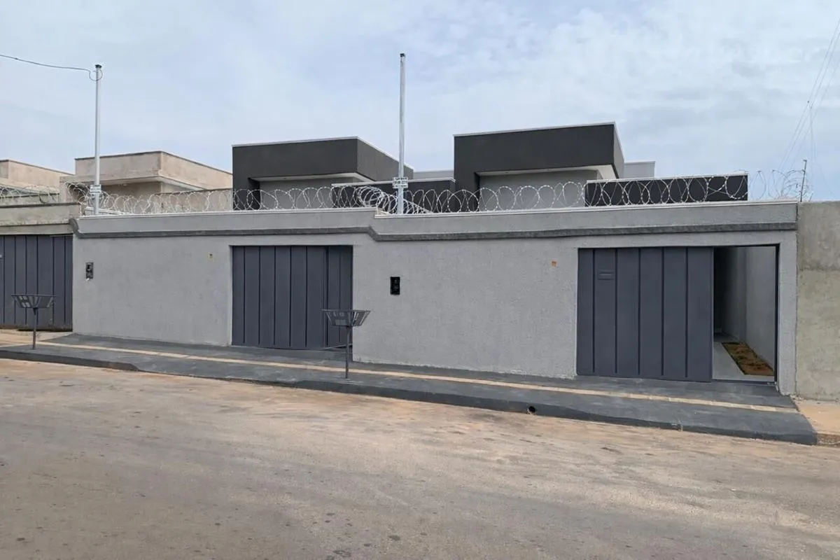 Casa à venda com 3 quartos sendo 1 suíte no Jardim Buriti Sereno. Casa nova, com...