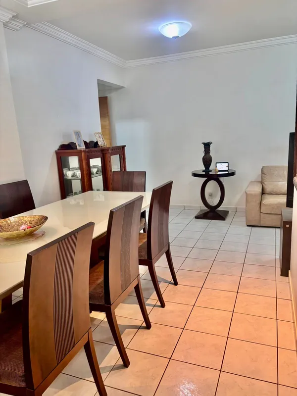 3 quartos, sendo 1 suíte 2 banheiros Varanda com blindex integrada à sala Ar-con...