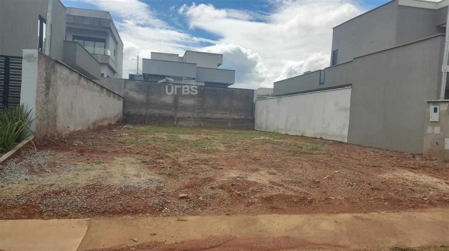 COD U-0030599 - Lote com 312 m² (12 m de frente x 26 m de fundo).A CINQ está ven...