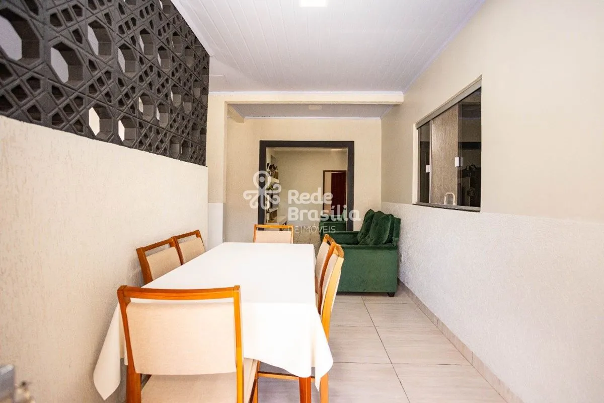 QR 108 - Samambaia SulProcurando um imóvel com espaço para duas famílias? Esta c...