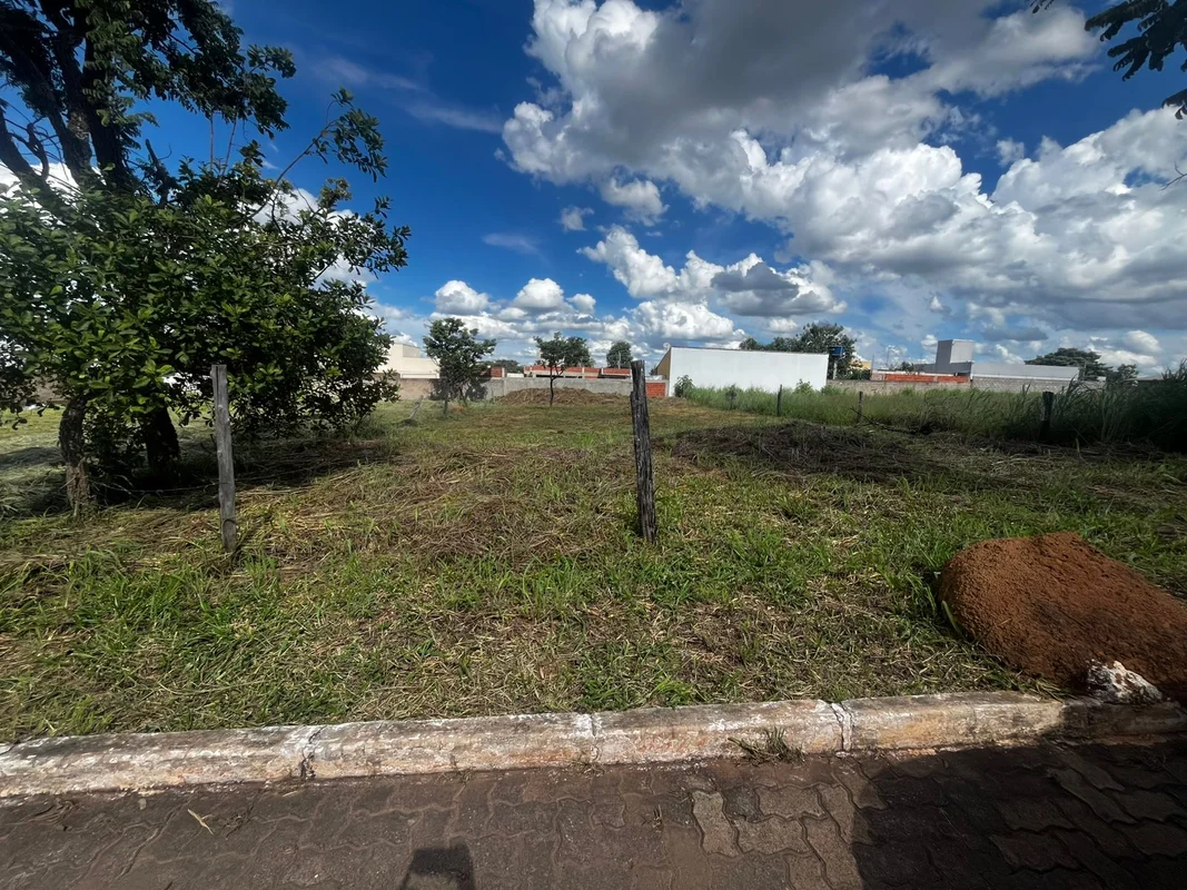 Excelente oportunidade para construir ou investir!Lote localizado no Condomínio ...